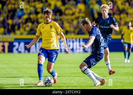 Brondby, Danemark. 11 août 2024. Oscar Schwartau (41) de Broendby IF et Frederik Brandhof (29) de Aarhus GF vus lors du match de 3F Superliga entre Broendby IF et Aarhus GF au stade de Brondby. Banque D'Images