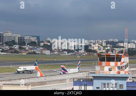 Aéroport de Congonhas, São Paulo, Brésil. Vue aérienne de la piste, avions approchant du terminal près de la tour de contrôle. Banque D'Images