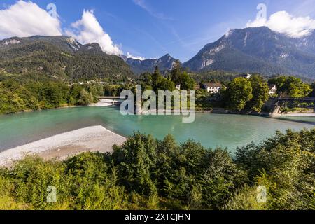 Reichenau dans le canton suisse de Graubünden avec le château de Reichenau au confluent des rivières Vorderrhein et Hinterrhein. De l'autre côté du Rhin, la gare Reichenau-Tamins du chemin de fer rhétique est située dans la commune de Domat/EMS. Confluence des rivières Vorderrhein et Hinterrhein, Domat/EMS, Grisons, Suisse Banque D'Images