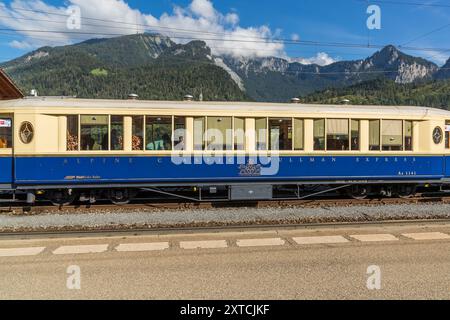 Alpine Classic Pullman Express sur la route du Glacier Express, Grisons, Suisse Banque D'Images