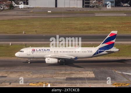 Airbus A320 de la compagnie LATAM sur la piste de l'aéroport de Congonhas, São Paulo, Brésil. Avion partant pour le décollage. Banque D'Images