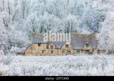 Givre sur Arlington Row et Rack Isle à côté de la rivière Coln dans le village Cotswold de Bibury, Gloucestershire, Angleterre Royaume-Uni Banque D'Images