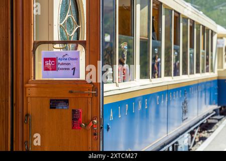 Alpine Classic Pullman Express sur la route du Glacier Express, Uri, Suisse Banque D'Images