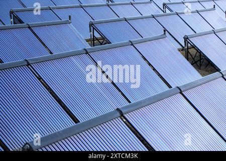 Champ de panneaux solaires à la station de production d'énergie électrique Banque D'Images