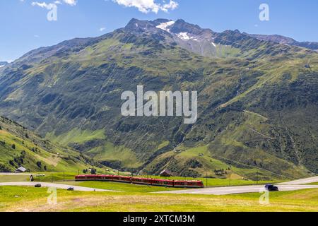 Train Rhaetian Railway sur la route du Glacier Express près d'Andermatt, Uri, Suisse Banque D'Images