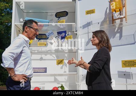 Bundesernaehrungsminister CEM Oezdemir Gruene und die Lebensmittelexpertin der Verbraucherzentrale Berlin, Britta Schautz ,erklaerten am Mittwoch 14.08.2024 in Berlin, wie Lebensmittelverschwendung vermieden werden kann. Unter dem motto Zu gut fuer die tonne werben das Bundesministerium fuer Ernaehrung und Landwirtschaft und die Verbraucherzentrale mit einem XXL-Kuehlschrank fuer weniger Lebensmittelverschwendung. Der interaktive Kuehlschrank wird bis November in zehn deutschen Staedten Station machen und soll Antworten auf Fragen zur Lagerung von Lebensmitteln geben. Siehe epd-meldung vom 14. Banque D'Images