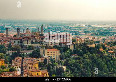 Vue aérienne panoramique de la ville italienne historique entourée d'une campagne verdoyante, Bergame, Citta Alta, Italie Banque D'Images