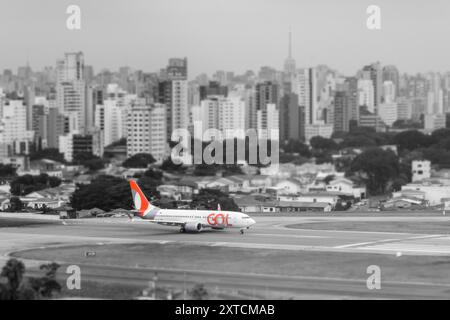 Boeing 737 Max 8, aéroport de Congonhas. Ville de Sao Paulo, Brésil. Avion sur la piste prêt pour le décollage. Image en noir et blanc. Banque D'Images