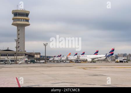 Aéroport de Congonhas. Ville de São Paulo, Brésil. Tour de contrôle et avions LATAM Airline garés dans le terminal passagers. Banque D'Images