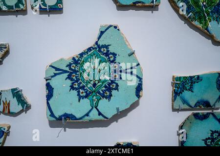 Fragments de carreaux décoratifs à motifs floraux, Jérusalem, XIXe siècle, céramique d'époque ottomane, peints et émaillés ces carreaux ont été retirés de Da Banque D'Images