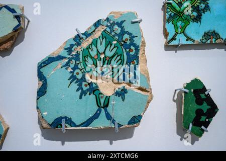 Fragments de carreaux décoratifs à motifs floraux, Jérusalem, XIXe siècle, céramique d'époque ottomane, peints et émaillés ces carreaux ont été retirés de Da Banque D'Images