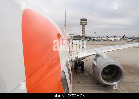 Avion Boeing 737 800 de Gol Airlines, Aéroport de Congonhas, São Paulo, Brésil. Vue latérale pendant l'entretien et le ravitaillement. Banque D'Images