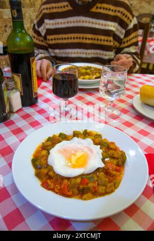 Pisto manchego avec œuf frit dans un restaurant. Madrid, Espagne. Banque D'Images