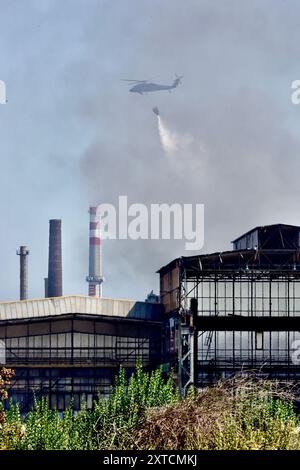 Ostrava, République tchèque. 14 août 2024. Un hélicoptère Sikorsky UH-60A Black Hawk intervient dans un incendie dans un complexe industriel de la société Skaltop à Vitkovice, Ostrava, République tchèque, août 2024. 12 unités de pompiers et 22 pièces d'équipement interviennent. Crédit : Petr Sznapka/CTK photo/Alamy Live News Banque D'Images