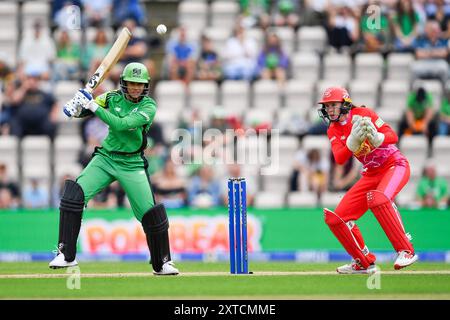 Southampton, Royaume-Uni. 14 août 2024. Smriti Mandhana de Southern Brave battant lors du Hundred Men's match entre Southern Brave et Welsh Fire au Utilita Bowl. Crédit : Dave Vokes/Alamy Live News Banque D'Images