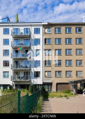 Binz, Allemagne - 10 juillet 2024 : les bâtiments de Prora sur l'île de ruegen par une journée ensoleillée Banque D'Images