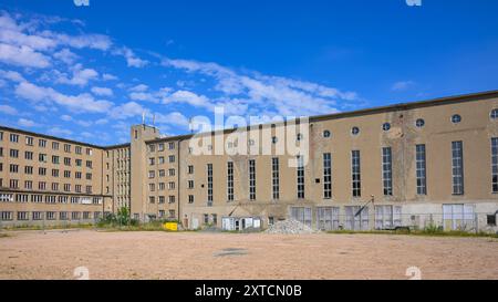 Binz, Allemagne - 10 juillet 2024 : les bâtiments de Prora sur l'île de ruegen par une journée ensoleillée Banque D'Images