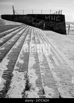 Binz, Allemagne - 10 juillet 2024 : un escalier menant à une plage à Binz par une journée ensoleillée Banque D'Images