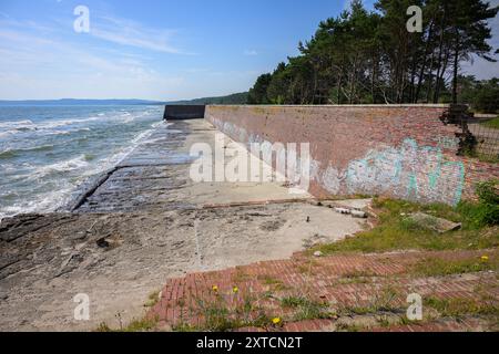 Binz, Allemagne - 10 juillet 2024 : la plage près des bâtiments de Prora par une journée ensoleillée Banque D'Images