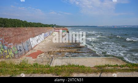 Binz, Allemagne - 10 juillet 2024 : la plage près des bâtiments de Prora par une journée ensoleillée Banque D'Images