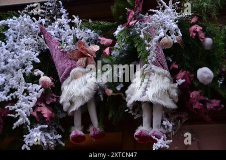 Colmar, France - 27 décembre 2021 : Focus sur les décorations de noël de Colmar, pour l'hiver. Il est deux jouet en peluche sous forme de pixie Père Noël Banque D'Images