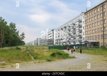 Binz, Allemagne - 10 juillet 2024 : les bâtiments de Prora sur l'île de ruegen par une journée ensoleillée Banque D'Images