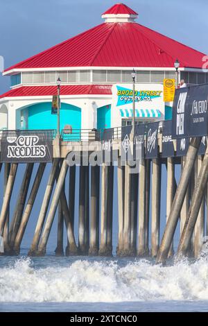 Huntington Beach, CA. 9 août 2024. 9 août 2024, Huntington Beach, CA : la fin de la jetée de Huntington Beach, site de l'US Open annuel de surf, qui se tient cette semaine dans cette ville historique du sud de la Californie. Avec les vagues constantes et les grandes plages de Huntington Beach, l'US Open of Surfing accueille cet événement annuel depuis 1959. (Crédit image : © Rich Schmitt/ZUMA Press Wire) USAGE ÉDITORIAL SEULEMENT! Non destiné à UN USAGE commercial ! Banque D'Images