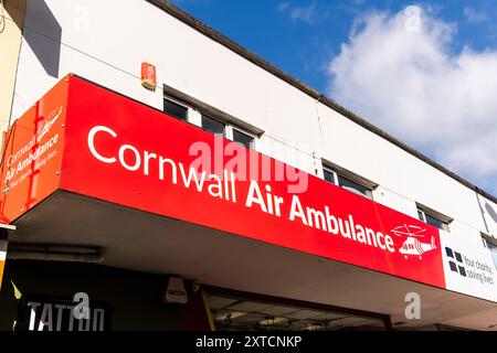 Un panneau au-dessus de la boutique de charité Cornwall Air Ambulance dans le centre-ville de Newquay en Cornouailles au Royaume-Uni. Banque D'Images