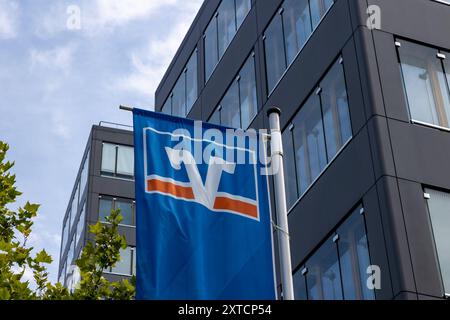 Unternehmen in Nürnberg Vor einem Bürogebäude weht die Fahne der VR Bank Volksbanken und Raiffeisenbanken Nürnberg Bayern Deutschland *** Company in Nuremberg le drapeau de VR Bank Volksbanken und Raiffeisenbanken Nuremberg Bavaria Allemagne flotte devant un immeuble de bureaux 20240814-6V2A6404 Banque D'Images
