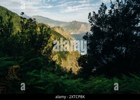 Vues depuis le point de vue de Cabo de Larano et le sentier de randonnée côtier Vereda do Larano. Photo de haute qualité Banque D'Images