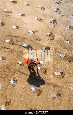 14 août 2024, Saxe-Anhalt, Belkau : un archéologue du Bureau d'État de Saxe-Anhalt pour la préservation des monuments et l'archéologie étiquette des échantillons de sol sur un site de fouilles. Les archéologues ont trouvé des traces d'une colonie dont on dit que les maisons s'y trouvaient autour de 5000 av. J.-C.. Les échantillons de sol doivent maintenant être examinés. Les archéologues veulent les utiliser pour savoir si les colons de l'époque y gardaient du bétail. Les fouilles ont eu lieu dans la perspective de la construction de la nouvelle route 14 entre Stendal-Mitte et Osterburg. Photo : Klaus-Dietmar Gabbert/dpa Banque D'Images