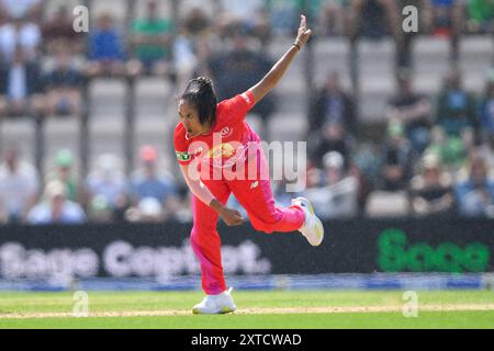 Southampton, Royaume-Uni. 14 août 2024. Shabnim Ismail du Welsh Fire Bowling lors du Hundred Men's match entre Southern Brave et Welsh Fire à Utilita Bowl. Crédit : Dave Vokes/Alamy Live News Banque D'Images