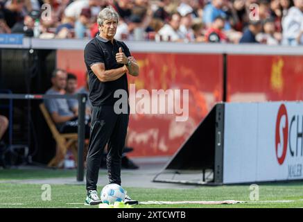 Leverkusen, Deutschland. 10 août 2024. firo : 10.08.2024, football, football, 1. Ligue, 1. Bundesliga, saison 2024/2025, match amical Bayer 04 Leverkusen - entraîneur du Real Betis Sevilla Manuel Pellegrini (Real Betis Sevilla) Thumbs up, Credit : dpa/Alamy Live News Banque D'Images