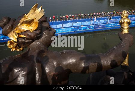 PARIS, FRANCE - JUILLET 31 : vue générale du départ de natation lors du Triathlon individuel masculin le cinquième jour des Jeux Olympiques Paris 2024 au Pont Alexandre III le 31 juillet 2024 à Paris, France. © diebilderwelt / Alamy Stock Banque D'Images