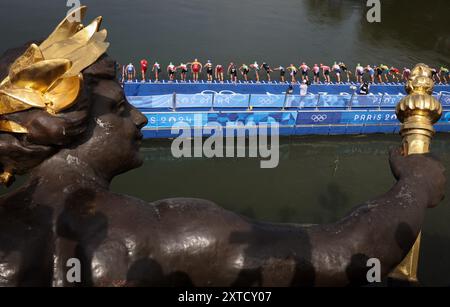 PARIS, FRANCE - JUILLET 31 : vue d'ensemble du départ natation du Triathlon individuel masculin au cinquième jour des Jeux Olympiques Paris 2024 au Pont Alexandre III le 31 juillet 2024 à Paris, France. © diebilderwelt / Alamy Stock Banque D'Images