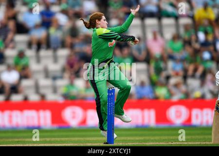 Southampton, Royaume-Uni. 14 août 2024. Kalea Moore du Southern Brave Bowling lors du Hundred Men's match entre Southern Brave et Welsh Fire au Utilita Bowl. Crédit : Dave Vokes/Alamy Live News Banque D'Images