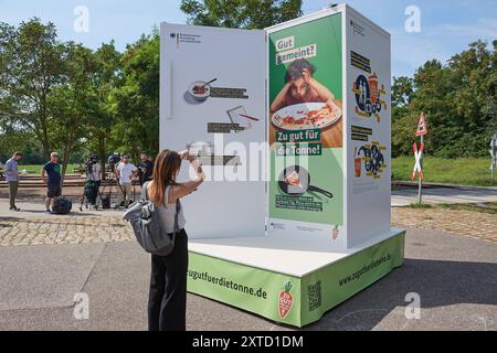 Unter dem motto Zu gut fuer die tonne werben das Bundesministerium fuer Ernaehrung und Landwirtschaft und die Verbraucherzentrale in Berlin mit einem XXL-Kuehlschrank fuer weniger Lebensmittelverschwendung Foto vom 14.08.2024. Der interaktive Kuehlschrank wird bis November in zehn deutschen Staedten Station machen und soll Antworten auf Fragen zur Lagerung von Lebensmitteln geben. Siehe epd-meldung vom 14.08.2024 USAGE ÉDITORIAL SEULEMENT *** sous la devise trop bon pour la poubelle, le ministère fédéral de l'alimentation et de l'Agriculture et le centre de conseil aux consommateurs de Berlin font la promotion de moins de nourriture Banque D'Images