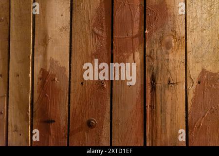 Vieilles planches en bois partiellement peintes. Une partie de la porte dans le sous-sol gros plan Banque D'Images