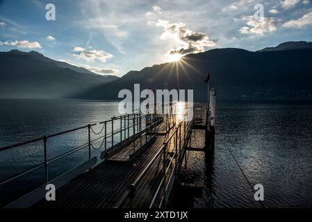 Jetées du lac Lecco en contre-jour au coucher du soleil à Lecco en Italie Banque D'Images