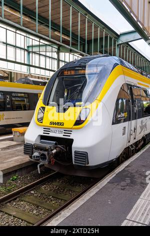 Bombardier talent 3 Regionalbahn Regionalzug der SWEG im Hauptbahnhof in Stuttgart, Deutschland Stuttgart, Deutschland - 25. Mai 2024 : Bombardier talent 3 Regionalbahn Regionalzug der SWEG im Hauptbahnhof à Stuttgart, Allemagne. *** Train régional Bombardier talent 3 train régional de SWEG à la gare principale de Stuttgart, Allemagne Stuttgart, Allemagne 25 mai 2024 train régional Bombardier talent 3 train régional de SWEG à la gare principale de Stuttgart, Allemagne Banque D'Images