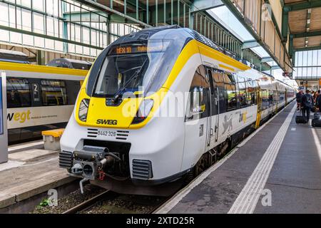 Bombardier talent 3 Regionalbahn Regionalzug der SWEG im Hauptbahnhof in Stuttgart, Deutschland Stuttgart, Deutschland - 25. Mai 2024 : Bombardier talent 3 Regionalbahn Regionalzug der SWEG im Hauptbahnhof à Stuttgart, Allemagne. *** Train régional Bombardier talent 3 train régional de SWEG à la gare principale de Stuttgart, Allemagne Stuttgart, Allemagne 25 mai 2024 train régional Bombardier talent 3 train régional de SWEG à la gare principale de Stuttgart, Allemagne Banque D'Images