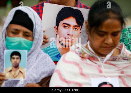 Dhaka, Bangladesh. 14 août 2024. Mayer Daak, une plate-forme pour les membres des familles des victimes de disparitions forcées, a lancé aujourd’hui un ultimatum de 24 heures au gouvernement pour avoir arrêté des responsables des forces de l’ordre impliqués dans ces incidents, à Dhaka, au Bangladesh, le 14 août 2024. Le 6 août, un jour après la chute de l'ancien premier ministre Sheikh Hasina, des membres de Mayer Daak se sont rassemblés devant le bureau du renseignement de la Direction générale des Forces pour savoir où se trouvaient leurs proches disparus. Photo de Suvra Kanti Das/ABACAPRESS. COM Credit : Abaca Press/Alamy Live News Banque D'Images