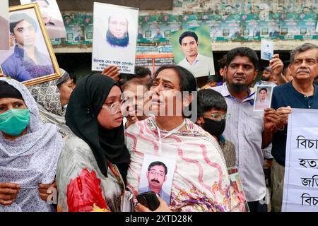 Dhaka, Bangladesh. 14 août 2024. Mayer Daak, une plate-forme pour les membres des familles des victimes de disparitions forcées, a lancé aujourd’hui un ultimatum de 24 heures au gouvernement pour avoir arrêté des responsables des forces de l’ordre impliqués dans ces incidents, à Dhaka, au Bangladesh, le 14 août 2024. Le 6 août, un jour après la chute de l'ancien premier ministre Sheikh Hasina, des membres de Mayer Daak se sont rassemblés devant le bureau du renseignement de la Direction générale des Forces pour savoir où se trouvaient leurs proches disparus. Photo de Suvra Kanti Das/ABACAPRESS. COM Credit : Abaca Press/Alamy Live News Banque D'Images