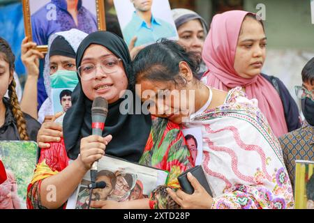 Dhaka, Bangladesh. 14 août 2024. Mayer Daak, une plate-forme pour les membres des familles des victimes de disparitions forcées, a lancé aujourd’hui un ultimatum de 24 heures au gouvernement pour avoir arrêté des responsables des forces de l’ordre impliqués dans ces incidents, à Dhaka, au Bangladesh, le 14 août 2024. Le 6 août, un jour après la chute de l'ancien premier ministre Sheikh Hasina, des membres de Mayer Daak se sont rassemblés devant le bureau du renseignement de la Direction générale des Forces pour savoir où se trouvaient leurs proches disparus. Photo de Suvra Kanti Das/ABACAPRESS. COM Credit : Abaca Press/Alamy Live News Banque D'Images