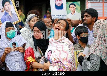 Dhaka, Bangladesh. 14 août 2024. Mayer Daak, une plate-forme pour les membres des familles des victimes de disparitions forcées, a lancé aujourd’hui un ultimatum de 24 heures au gouvernement pour avoir arrêté des responsables des forces de l’ordre impliqués dans ces incidents, à Dhaka, au Bangladesh, le 14 août 2024. Le 6 août, un jour après la chute de l'ancien premier ministre Sheikh Hasina, des membres de Mayer Daak se sont rassemblés devant le bureau du renseignement de la Direction générale des Forces pour savoir où se trouvaient leurs proches disparus. Photo de Suvra Kanti Das/ABACAPRESS. COM Credit : Abaca Press/Alamy Live News Banque D'Images