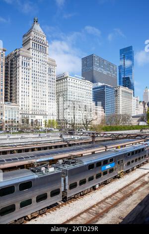 Chicago Skyline mit METRA Nahverkehr Zug Eisenbahn am Bahnhof Van Buren Street Hochformat à Chicago, USA Chicago, USA - 3. Mai 2023 : Skyline mit METRA Nahverkehr Zug Eisenbahn am Bahnhof Van Buren Street Hochformat à Chicago, États-Unis. *** Chicago Skyline avec train de banlieue METRA à Van Buren Street station portrait à Chicago, USA Chicago, USA 3 mai 2023 Skyline avec train de banlieue METRA à Van Buren Street station portrait à Chicago, USA Banque D'Images