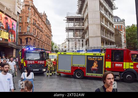 Londres, Royaume-Uni. 14 août 2024. Les pompiers, les ambulances et la police bouclent une partie de Leicester Square autour d'un chantier de construction à la suite d'un incident. Crédit : Vuk Valcic/Alamy Live News Banque D'Images