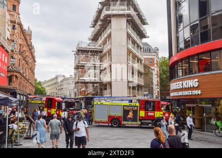 Londres, Royaume-Uni. 14 août 2024. Les pompiers, les ambulances et la police bouclent une partie de Leicester Square autour d'un chantier de construction à la suite d'un incident. Crédit : Vuk Valcic/Alamy Live News Banque D'Images