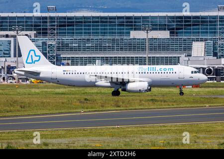 FlyLili Airbus A320 Flugzeug Flughafen Frankfurt in Deutschland Frankfurt, Deutschland - 14. Mai 2024 : Ein Airbus A320 Flugzeug der FlyLili mit dem Kennzeichen YR-LIA am Flughafen à Francfort, Allemagne. *** Airbus A320 FlyLili Aéroport de Francfort en Allemagne Francfort, Allemagne 14 mai 2024 Airbus A320 de FlyLili immatriculé YR LIA à l'aéroport de Francfort, Allemagne Banque D'Images