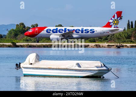 Edelweiss Airbus A320 Flugzeug Flughafen Korfu in Griechenland Korfu, Griechenland - 8. Juni 2024 : Ein Airbus A320 Flugzeug der Edelweiss mit dem Kennzeichen HB-JJK auf dem Flughafen Korfu CFU in Griechenland. *** Airbus A320 d'Edelweiss Aéroport de Corfou en Grèce Corfou, Grèce 8 juin 2024 Airbus A320 d'Edelweiss immatriculé HB JJK à l'aéroport CFU de Corfou en Grèce Banque D'Images